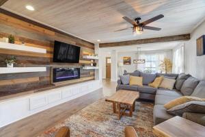 Televiisor ja/või meelelahutuskeskus majutusasutuses 3BR Modern w Lg Backyard Mtn Views & Hot Tub