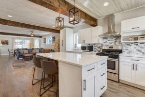 Köök või kööginurk majutusasutuses 3BR Modern w Lg Backyard Mtn Views & Hot Tub