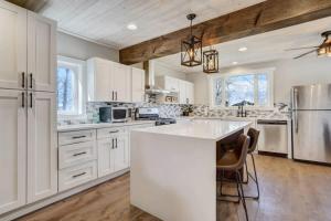 Köök või kööginurk majutusasutuses 3BR Modern w Lg Backyard Mtn Views & Hot Tub +39 fotot