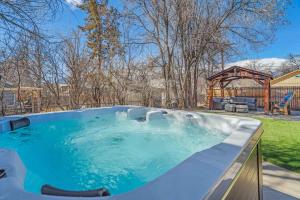 Bassein majutusasutuses 3BR Modern w Lg Backyard Mtn Views & Hot Tub või selle lähedal
