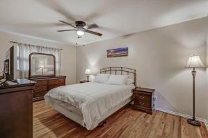 een slaapkamer met een bed en een plafondventilator bij 3 BR Minutes Away from Garden of the Gods in Colorado Springs