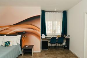 1 dormitorio con cama y escritorio en Vimini Corso Cavour - City Center, en Bari