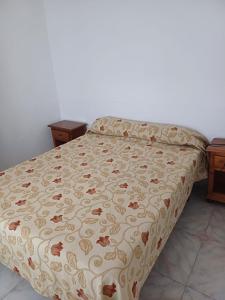 1 cama con edredón en un dormitorio en Apartamentos Abderraman I, en Córdoba