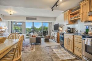 uma cozinha com armários de madeira e uma sala de estar em Skyview Studio Downtown Colorado Springs em Colorado Springs