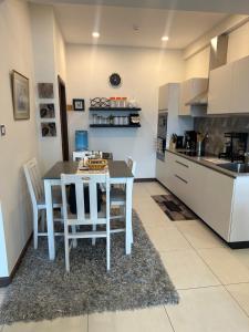 cocina con mesa y sillas en una habitación en Skynest Residence, 10th floor, No.1017 en Nairobi