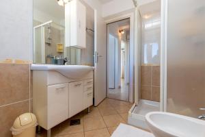 y baño con lavabo, aseo y ducha. en Lovely House LINDI in Poreč, en Poreč