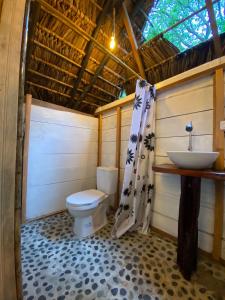 a bathroom with a toilet and a sink at Casa Alma in Capurganá