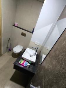 een badkamer met een wastafel en een toilet bij Vision Studio Apartment in Ghaziabad