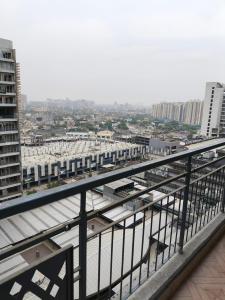 een balkon met uitzicht op de stad en gebouwen bij Vision Studio Apartment in Ghaziabad