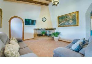 uma sala de estar com um sofá e uma lareira em Villa Ses Comes em Selva