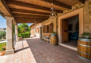 patio esterno con botti e soffitto in legno di Villa Ses Comes a Selva
