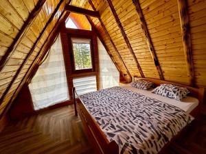 Bett in einem Zimmer in einem Blockhaus in der Unterkunft KRAJINA III in Vlasic