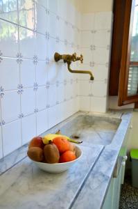 a bowl of fruit on a counter in a kitchen at Rifugio al mare della Versilia in Strettoia
