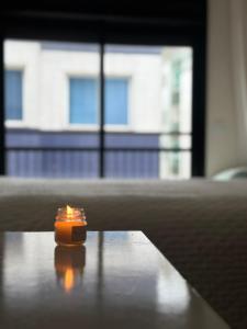 a small candle sitting on top of a bench at Hostel APÊ DO CRIS in Florianópolis