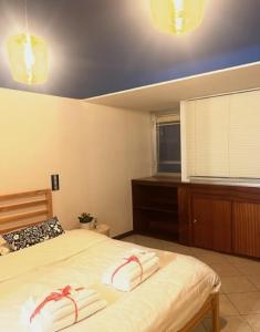 una camera da letto con 2 asciugamani bianchi su un letto di SerrART 325 a Ivrea