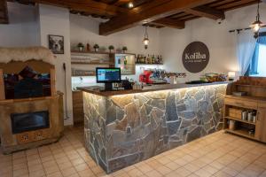 Lounge nebo bar v ubytování Koliba Pod Horů