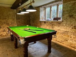 uma mesa de snooker verde num quarto com em The Old Rectory Somerset em North Perrott