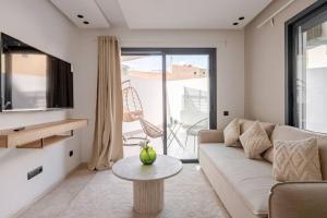 ein Wohnzimmer mit einem Sofa und einem Tisch in der Unterkunft TT Holidays Cosy Apartment/ Casablanca City in Casablanca