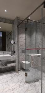 y baño con bañera, aseo y lavamanos. en Residency Hotel Fort, en Bombay