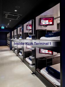 雪邦的住宿－Kepler Club Kuala Lumpur Airport - KLIA T1 Landside，商店里的一排双层床