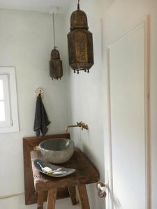 蒙達的住宿－The4Elements，木桌上带水槽的浴室