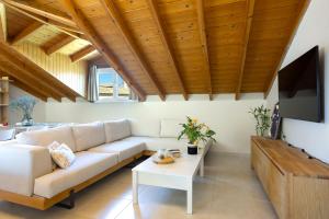 een woonkamer met een bank en een tafel bij The Hidden Attique in Corfu-stad