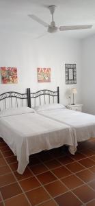 サアラ・デ・ロス・アトゥネスにあるAtico Duplex con magnificas vistasのベッドルーム(白いシーツを使用した大型ベッド1台付)