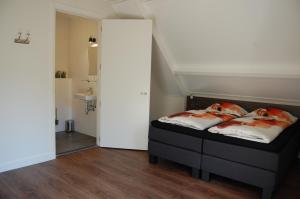 1 dormitorio con 1 cama y baño en Vakantiehuis B&B Familie Versantvoort, en Handel