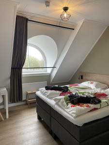Bett in einem Zimmer mit Dachgeschoss in der Unterkunft Vakantiehuis B&B Familie Versantvoort in Handel