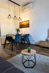 una sala da pranzo con tavolo e sedie blu di BeMyGuest - 3 Zimmer Maisonette - Zentral - Klimaanlage - Aufzug a Wiesbaden