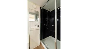 La salle de bains est pourvue d'une douche avec une porte en verre. dans l'établissement Wodalla Horse Farmstay, à Nyora