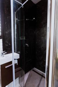 W łazience znajduje się prysznic i umywalka. w obiekcie Belrose Estate w mieście Dumbalk