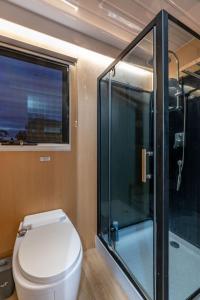 e bagno con servizi igienici e doccia. di Tiny House Big View a Boneo