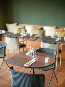 a row of tables and chairs with wine glasses on them at Hôtel le Tuit-Tuit in La Plaine des Palmistes