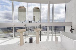 Koupelna v ubytování Vilnius TV Tower Apartments DEBESYS