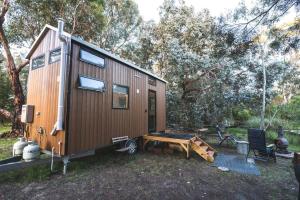 a tiny house sitting in the middle of a yard at Tiny Hideaway at Cloverhills in Newham