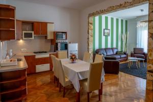 a kitchen and a living room with a table and chairs at Sugovica Superior in Baja