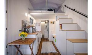 una pequeña cocina con mesa en una casa pequeña en River Red Gum, en Shepparton