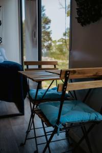 una mesa y una silla en una habitación con ventana en The Clearing, 