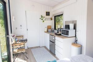 uma pequena cozinha com um balcão e um micro-ondas em Womburra Vineyard Tiny Stay 