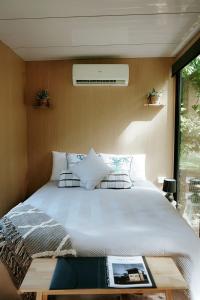 Un pat sau paturi într-o cameră la Cockatoo Cabin