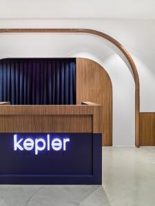 een wachtersbord in een lobby van een gebouw bij Kepler Club Kuala Lumpur Airport - KLIA Transit Hotel Airside in Sepang
