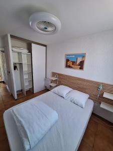 a bedroom with a large white bed in a room at ROCADE DE COLLIOURE appt T4 avec grande terrasse et garage in Collioure