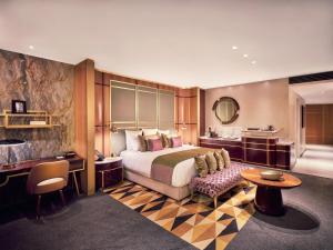une chambre d'hôtel avec un lit et un bureau dans l'établissement Royal Mansour Casablanca, à Casablanca