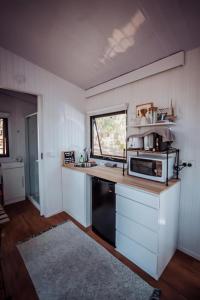 una cucina con lavandino e forno a microonde di Ohana Hut a Deepwater