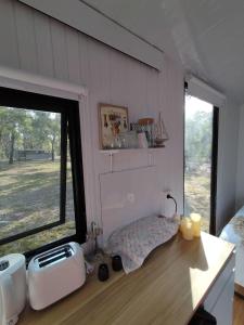 una cucina con bancone e una finestra in una stanza di Ohana Hut a Deepwater