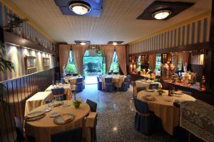 A restaurant or other place to eat at Hotel Tall de Conill