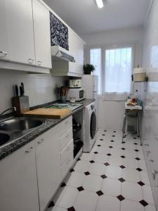 Nhà bếp/bếp nhỏ tại Apartamento entero con desayuno y parking incluido a 3 km de playa