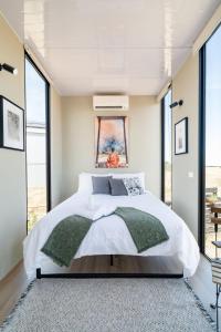 sypialnia z dużym łóżkiem i dużymi oknami w obiekcie Maluridae Sunset Views w mieście Lawrence