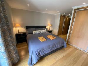מיטה או מיטות בחדר ב-Hillside Haven: Elegant Modern 2 BR Condo w/ Pool